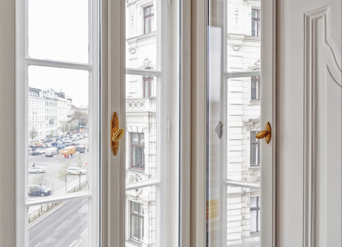 WienerKomfortFenster - Detailfotos eines sanierten Erkerfensters unter Denkmalschutz